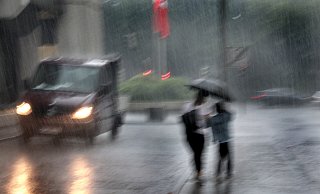 Heftiger Regen kam Freitagabend auch in der Herforder Innenstadt runter. Dafür sorgte Tief Emmelinde. - Frank-Michael Kiel-Steinkamp