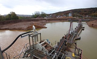 Im Kieswerk am Gut Deesberg wurden erhöhte Salzkonzentrationen im Wasser festgestellt. Der Verdacht: Der Bagger könnte eine Heilquelle angegraben haben, so dass nun Sole in den Teich strömt. - Jörg Stuke