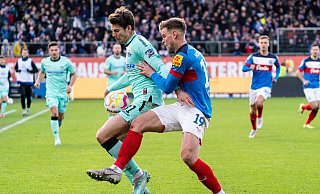 Maximilian Rohr (l.), hier gegen Holstein-Spieler Simon Lorenz, traf beim letzten Paderborner Auftritt in Kiel als falsche Neun. Am Samstag könnte der SCP-Akteur in die Startelf zurückkehren. - Imago Images