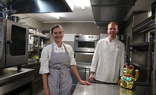 Lisa Tonk (26) und Elija Erdmann (22) kochen im Restaurant Alte Schule. - Susanne Blersch
