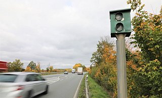 Der Blitzer an der Bundesstraße 252 bei Germete ist nur eine leere Hülle – und die ist ziemlich ramponiert. - Simone Flörke