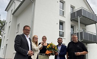 Lars Bökenkröger (v. l.), Nadine Rehs, Alcay Kamis und Ralf Sensmeyer freuen sich über das Interesse von Michelle Bullerjahn (Mitte) an einer Wohnung im Neubau der SGH an der Memeler Straße. - Jörg Stuke