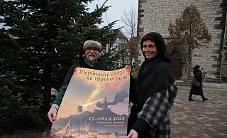 Die Hektik der Vorweihnachtszeit in Gemütlichkeit umzuwandeln, das geben Jürgen Wiedemeier und Simone Sander als Organisatoren der „Weyhnacht zu Warburgum“ als Zeil ihres Weihnachtsmarktes auf dem Neustädter Marktplatz am vierten Adventswochenende aus. Foto: Dieter Scholz - Dieter Scholz