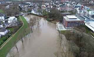 Noch am Dienstag stand die Werre in Löhne extrem hoch, mittlerweile ist der Pegel deutlich gesunken. - Wolfhard Jording