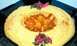 In Bielefeld wird unter anderem hausgemachter Hummus angeboten. Die beliebte Kichererbsenpaste gibt es im Nohut. - usage Germany only, Verwendung nur in Deutschland