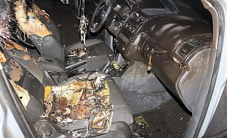 Der Volkswagen brannte komplett aus. - Polizei Minden-Lübbecke