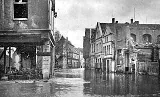 1946 traf das Hochwasser der Werre eine vom Krieg gezeichnete Stadt Herford, hier Gehrenberg und Brüderstraße. - Frank-Michael Kiel-Steinkamp