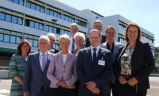 Zusammen mit Landrat Jürgen Müller (2.v.l.) und Regierungspräsidentin Anna-Katharina Bölling (r.) sowie Verantwortlichen aus Schule, Wirtschaft und Verwaltung besuchte NRW-Ministerin Dorothee Feller (3. v.l.) drei Schulen im Kreis Herford. - Susanne Blersch