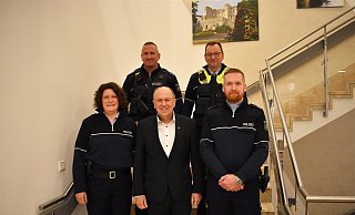 Polizeihauptkommissarin Kathrin Drewes (v.l.), Polizeihauptkommissar Christian Stratmann, Behördenleiter Landrat Christoph Rüther, Polizeihauptkommissar Markus Weber und Polizeioberkommissar Markus Vogt freuen sich auf die neuen Aufgabenbereiche. - Dana Johanna Stoll