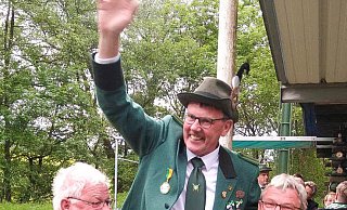 König Wilfried Rüthers wird geschultert von Franz-Josef Versen (l.) und Hauptmann Jürgen Busse. Foto: Privat - Privat