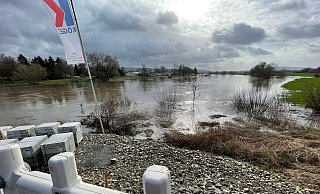 Auch an die Höxteraner LGS-Baustelle ist die Weser herangerückt. - Ralf T. Mischer