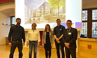 Informierten über den Beginn der Abriss- und Baumaßnahmen für das neue Stadthaus: Robert Waltert vom Straßen- und Brückenbauamt (v. l.), Hermann Weitekamp vom Gebäudemanagement, die städtische Projektleiterin Johanna Jablonski, der technische Projektleiter des Gebäudemanagements, Lars Böddeker, sowie Oliver Kuklinski vom Büro Plankom. - Stadt Paderborn