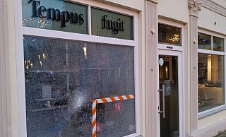 Das Sicherheitsglas des Schaufensters bei Tempus Fugit hat standgehalten, wurde jedoch arg in Mitleidenschaft gezogen. - Claus Frickemeier