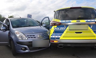 Eine Engeraner Autofahrerin stieß mit einem Streifenwagen zusammen. - Polizei Herford