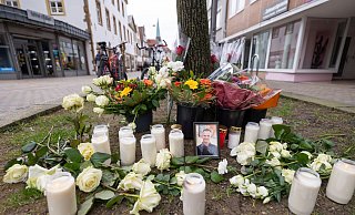 Trauernde haben Blumen niedergelegt, wo Ex-Profiboxer Besar Nimani am Samstag auf offener Straße getötet wurde. - Oliver Krato