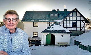 Norbert Monscheidt hat allen Grund zur Freude. Seinen vormals von der Auflösung bedrohten Verein, die Skifreunde Gütersloh, wird es auch weiterhin geben. Die klubeigene Skihütte im Sauerland steht im Mittelpunkt eines neuen Konzeptes, das dem Traditionsverein den Fortbestand sichern soll. - Foto: Skifreunde Gütersloh; Montage: Andreas Frücht