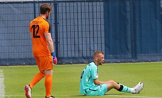 Sebastian Klaas fasst sich im Spiel gegen den SC Verl ans lädierte linke Knie. SCV-Torhüter Tobias Werdich schaut, wie es dem verletzten SCP-Akteur geht. - Jochem Schulze