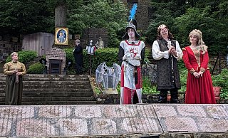 Witzige Szenen gab es noch und nöcher auf dem Hünenbrink. Es ist eben nicht so einfach, die Richtige zu finden, vor allem wenn noch Geister mitspielen. - Volker Knickmeyer