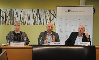 Landrat Ali Dogan (Mitte) stellte gemeinsam mit Kreisdirektorin Nicole Streitz und Bau-Dezernent Lutz Freiberg den Beschlussvorschlag zu den MKK für die Sondersitzung des Kreistags Minden-Lübbecke vor. - Joern Spreen-Ledebur