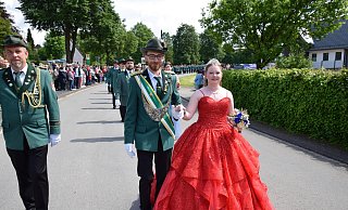 Im Mittelpunkt des Blankenroder Festumzugs: König Dennis Herbeck und Königin Celine Pflug. - Anja Ebner