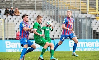 Auswärtsniederlage: Die Rödinghauser um Mirko Schuster gingen in Wuppertal als Verlierer vom Platz. - Joel Beinke