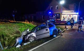Der silberne Opel Corsa landete im Graben. - Feuerwehr Porta/Michael Horst