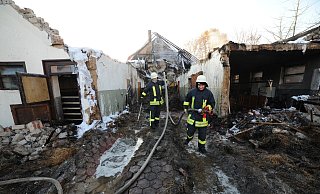 Auch am Tag nach dem Großbrand an der Wehdemer Molkenstraße war die Feuerwehr noch im Einsatz. - Joern Spreen-Ledebur