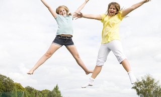 Trampolinspringen steht bei Kindern im Kreis Höxter weiterhin hoch im Kurs. Aufgrund erhöhter Verletzungsgefahr sollten Kinder allerdings erst mit sechs Jahren springen dürfen. - AOK//colourbox/ hfr.