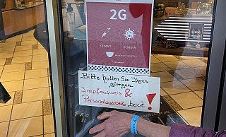 Am Sonntag kann man auch mit einem Bändchen in die Parfümerie. Es muss allerdings die richtige Farbe sein. Blau wird es nicht sein, die galt nur am Dienstag. - privat