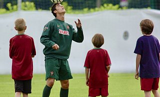 In Marienfeld im Kreis Gütersloh begann eigentlich die Karriere von Ronaldo, der als blutjunger Spieler ins portugiesische Nationalteam gerückt war. - Wolfgang Wotke