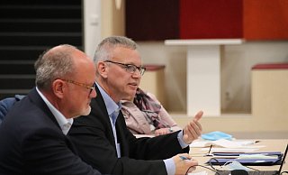 Neben dem Lamentieren über die allgemein schwierige Lage für Kommunen steht Nieheims Bürgermeister Johannes Schlütz (vorn, Archivbild) im Mittelpunkt der Kritik der Parteien, während sie Kämmerer Dietmar Becker in Schutz nehmen. - David Schellenberg