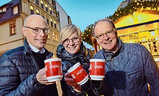 Drei Löwenherzen stoßen mit den neuen Weihnachtsmarkt-Bechern schon einmal an auf eine besinnliche wie spendenfreudige Adventszeit (v.l.n.r.): Claudius Kruse (Sparrenberg), Steffanie Kleinert (Phoenix) und Martin Strampfer (Ravensberg). - Barbara Franke
