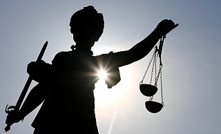 Trafen sich vor Gericht: Bürgermeister Hubert Erichlandwehr und AfD-Sprecher Kai Röchter. Der entschuldigte sich für üble Nachrede und Diffamierung. - Arne Dedert Trafen sich vor Gericht: Bürgermeister Hubert Erichlandwehr und AfD-Sprecher Kai Röchter. Der entschuldigte sich für üble Nachrede und Diffamierung. - Arne Dedert
