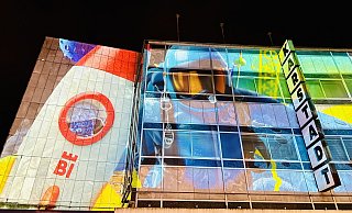Finde den Leineweber: Allabendlich leuchtet die Projektion auf der Fassade des ehemaligen Karstadt-Kaufhauses. - Stefan Becker