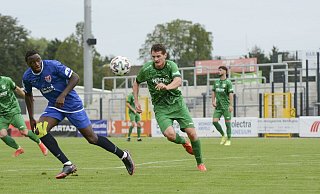 Kampferprobter Verteidiger: Die Qualitäten von Rödinghausens Julian Wolff (r.) könnten auch gegen den FC Wegberg-Beeck wieder eine wichtige Rolle spielen. Er und seine Mitspieler könnten den vierten Dreier in Folge schaffen. - Joel Beinke