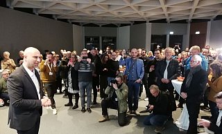 Die Wahl war ausgezählt, als sich der künftige Landrat Ali Dogan (SPD) an die Gäste im Mindener Kreishaus wandte. Er dankte allen Wahlhelfern und allen Wählern. - Joern Spreen-Ledebur