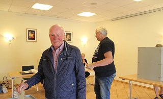 Wilhelm Büscher gehörte in Stockhausen zu den Wählern, die während der ruhigen Mittagszeit ihre Stimme abgaben. - Klaus Frensing
