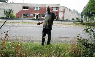 Frank Gockel findet, dass links und rechts von der Straße genügend Platz ist, falls die Demonstranten einem Rettungswagen ausweichen müssen. - Johannes Büttner