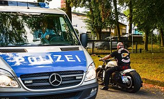Immer wieder kommt es zu Polizeieinsätzen gegen Rocker, wie hier 2016 in Bielefeld, als Rocker die hiesigen Hells Angels besuchten. - Christian Mathiesen