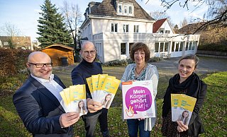 Aktiv für den Kinderschutz: Christoph Kaleschke von der Stiftung der Sparkasse Bielefeld, Sozialdezernent Ingo Nürnberger, Barbara Brune (Ärztliche Beratungsstelle) und Anne Warmuth (Kommissariat für Kriminalprävention und Opferschutz, v. links). - Oliver Krato