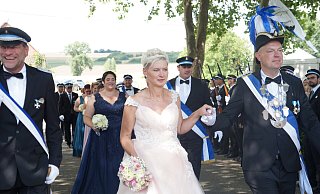 Bonenburgs Regen Werner Nolte mit seiner Schützenkönigin Diana Weide. - Luna Brinkmann