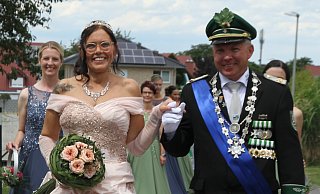 König Rolf Neidereck (r.) mit seiner Königin Nicole Solbach beim Festumzug. - Johannes Büttner