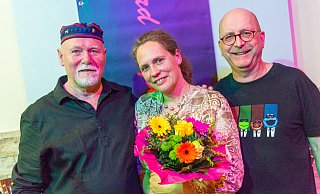 Gary Kitchen (l.) und Frank Slansky, das Moderatoren-Duo der offenen Bühne „Herford unplugged“, bedankt sich bei der Betreiberin des Alt Hiddenhausen, Tatjana „Tatty“ Böselt für eineinhalb Jahre Gastfreundschaft. Böselt möchte mehr Zeit für sich und ihren Mann. „Herford unplugged“ zieht an den Herforder Gänsemarkt. - Ralf Bittner