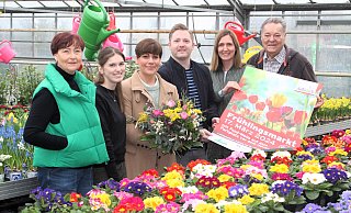 Appetit auf Frühling macht der Arbeitskreis der Demag (v. l.) Birgit Lindemann, Luisa Hamschmidt (Raiffeisen Gartencenter), Theresa Beiwinkel, Raphael Strunz (Food-Meile), Birgit Kerkstroer und Norbert Zimmermann. - DEMAG