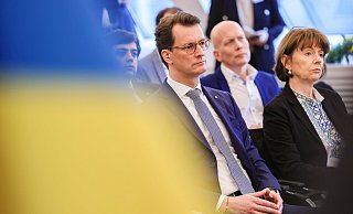 Hendrik Wüst (CDU), Ministerpräsident von Nordrhein-Westfalen und Henriette Reger (r, parteilos) Oberbürgermeisterin von Köln, verfolgen die Rede des ukrainischen Erzpriesters Volodymyr Chayka. - Oliver Berg