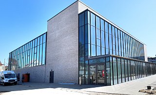 Die Eröffnung der neuen Dreifach-Sporthalle des Ravensberger Gymnasiums muss wegen eines Wasserschadens verschoben werden. - Frank-Michael Kiel-Steinkamp