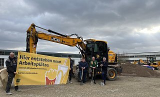Beim Spatenstich zu sehen sind Ludger Ernst (Stadt), Franchise-Nehmer Arndt Heiderich und Christian Haase. - Privat