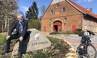 Im Haupthaus des Landschaftspflegehofs Ramsbrock hatte sich Eberhard Grabe in der Coronazeit ein kleines Bezirksamtsleiterbüro eingerichtet. Das musste er nun räumen. Doch dem Förderverein des Hofes bleibt er als aktives Mitglied erhalten. Und auch bei der Kultur mischt er weiter mit. - Silke Kröger