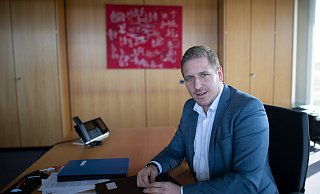 Markus Ramers (SPD), Landrat des Kreises Euskirchen, sitzt in seinem Büro im Kreishaus. - Federico Gambarini/dpa