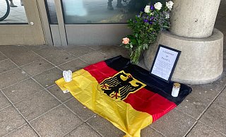 An der Stadtwache im Bielefelder Rathaus wurde eine kleine Gedenkstätte für den ermordeten Polizisten Rouven L. eingerichtet. - Michael Schläger